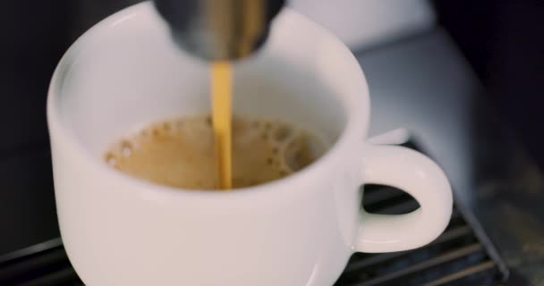 Groothoekbeeld van espresso maken in beker bij exclusieve koffiemachine — Stockvideo