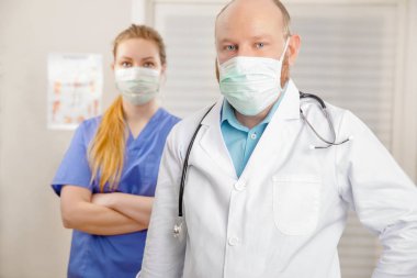 Hastanede Hemşire ve Doktor Portresi