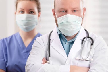 Kendine güvenen Doktor ve Hemşire Arms Ile Sağlık Kliniği veya Hastanede Geçti