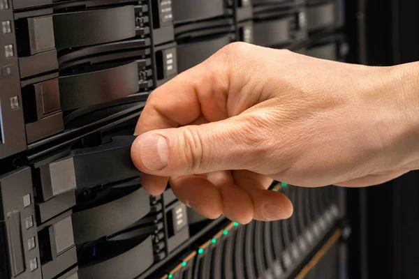 Manliga IT-proffs ersätter server Drive i San rack — Stockfoto