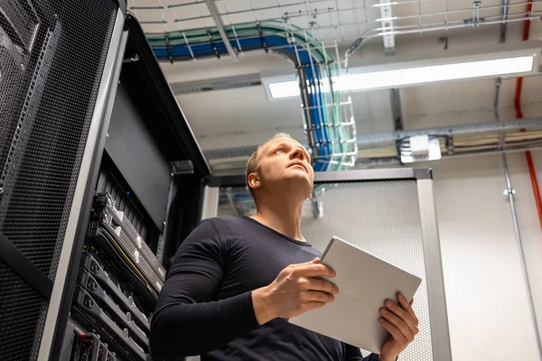 Homme IT Professional Holding Digital Tablet Planning Changements dans le datacenter — Photo