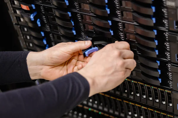 Berater ersetzt Serverlaufwerk in San — Stockfoto