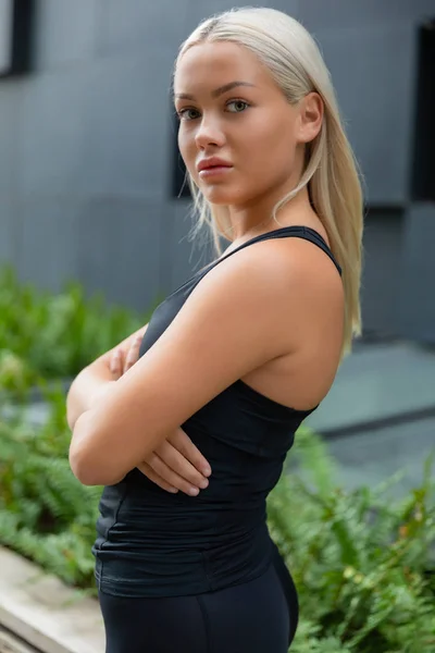 Portrait of a Young Athletic Woman Standing Against Building In City — Stock Photo, Image