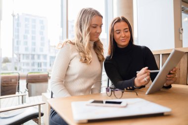 Genç Profesyoneller Kafe 'de Dijital Tablet Üzerinde Tartışıyor