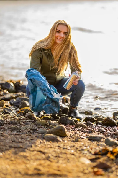 若いです女性ボランティア拾うエアロゾル缶でビーチ — ストック写真