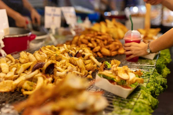 Calamares frescos en puesto de comida en Asia —  Fotos de Stock