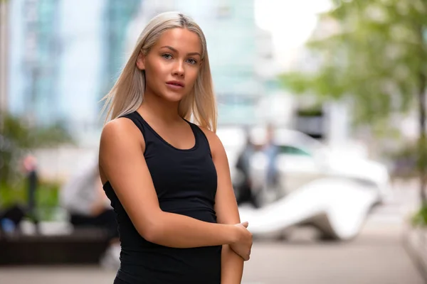 Porträtt av en blond ung kvinna fitness modell tittar på kameran — Stockfoto