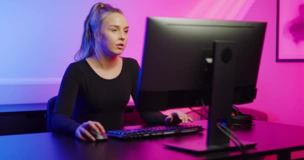 Enfocado Profesional E-sport Gamer Chica Jugar Video Juego en línea en PC — Vídeo de stock