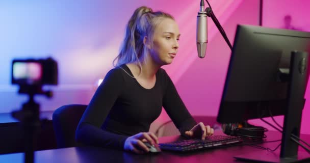 Focado Profissional E-sport Gamer Girl Jogar jogo de vídeo online no PC e transmissão ao vivo — Vídeo de Stock