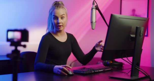 Profissional sorrindo esport gamer menina transmissão ao vivo e joga jogo de vídeo online no PC — Vídeo de Stock