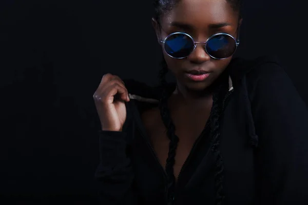 Confident and cool woman with dark skin wearing round sunglasses — Stock Photo, Image