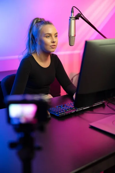 Profissional esport gamer girl streaming vlog e joga jogo de vídeo online no PC — Fotografia de Stock