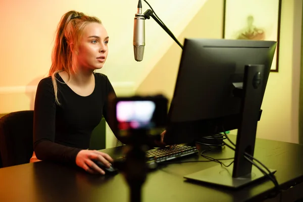 Professional esport gamer girl streaming vlog and plays online video game on PC — Stock Photo, Image