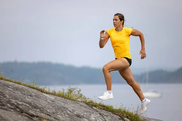Sportler sprintet beim Outdoor-Training auf dem Berg — Stockfoto