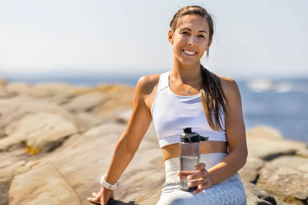 Fit Frau macht Pause beim Outdoor-Training — Stockfoto