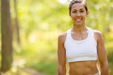 Açık hava antremanı sırasında Ormanda Kadın Sporcu