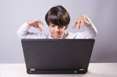 A session with computer elements, and their alleged destruction after so much on the confinement