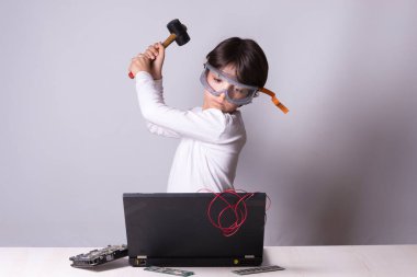 A session with computer elements, and their alleged destruction after so much on the confinement