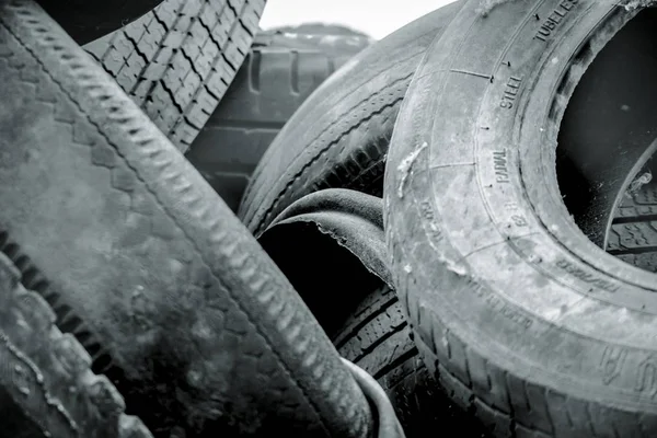 Araba lastik eski lastiklerin dökümü