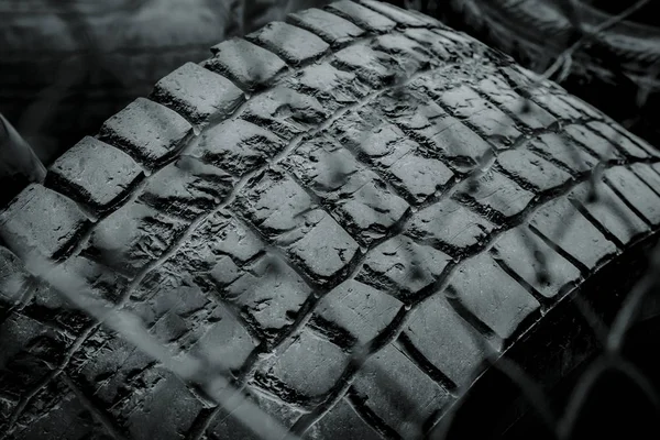 Volcado de neumáticos viejos de goma para el coche —  Fotos de Stock
