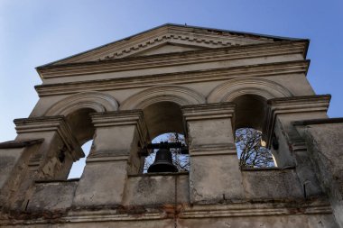 Eski terk edilmiş kilisenin