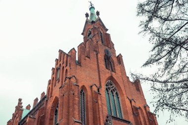 Kırmızı tuğla bina Lancet penceresinde
