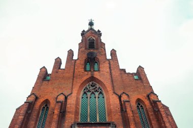 Kırmızı tuğla bina Lancet penceresinde