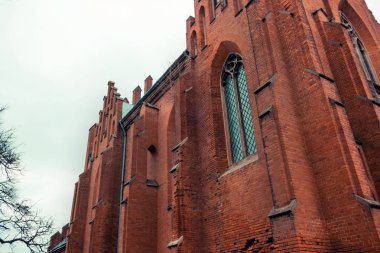 Kırmızı tuğla bina Lancet penceresinde