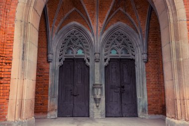 Kırmızı tuğla bina Lancet penceresinde