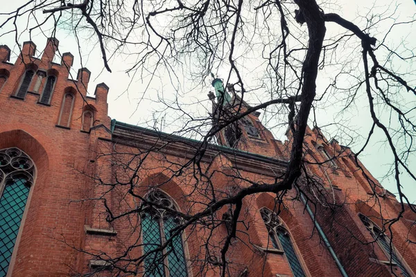 Kırmızı tuğla bina Lancet penceresinde