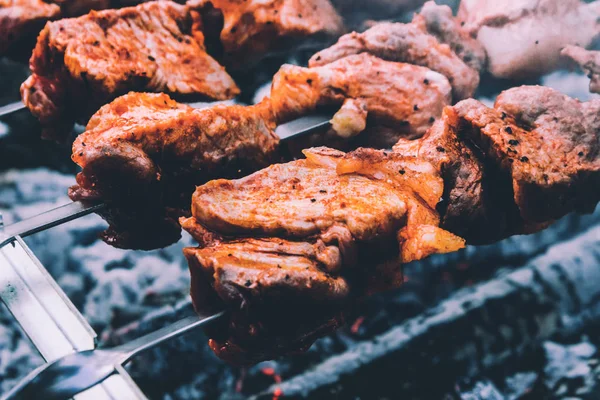 Grillning kyckling klubbor på grillen i parken — Stockfoto