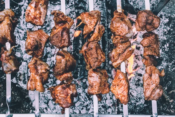 parkta ızgara üzerinde Barbekü tavuk but