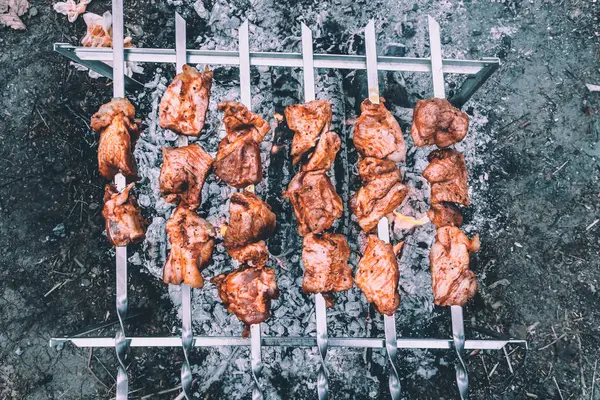 Grillning kyckling klubbor på grillen i parken — Stockfoto