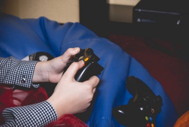 Ternopol,Ukrayna-10 Mayıs 2019:Çocuk odasında Xbox kumandası Video oyunlarının detayı,Doğum Günü