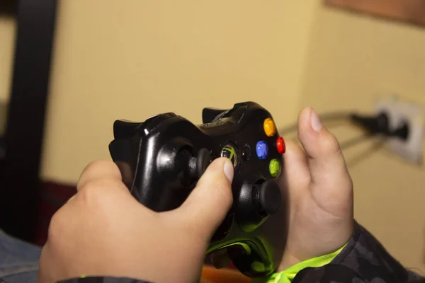 Ternopol, Ucrania-10 de mayo de 2019: Detalle del mando Xbox Videojuegos en la habitación de los niños cumpleaños —  Fotos de Stock