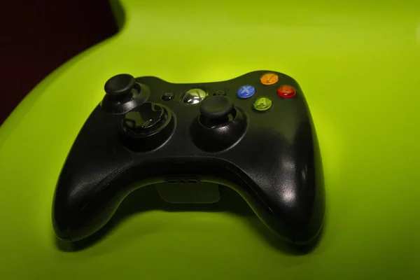 Ternopol, Ukraina-10 Mei 2019: Pengontrol Xbox 360 dengan latar belakang hitam, permainan pada hari ulang tahun anak-anak — Stok Foto