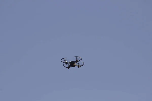 Ternopol, Oekraïne-9 mei 2019: lucht drone close up shot. Een man houdt Drone in zijn handen, Blue Sky is op de achtergrond — Stockfoto
