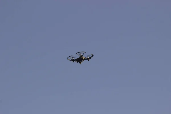 Ternopol,Ukraine-May 9 2019:Air drone close up shot. A man is holding drone in his hands, blue sky is at the background — Stock Photo, Image