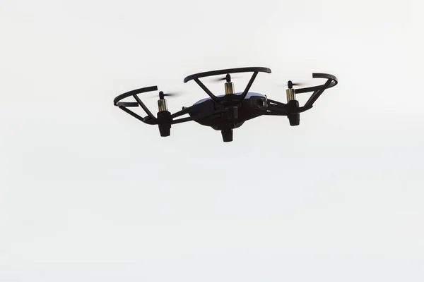 Ternopol, Ukraina-maj 9 2019: Air Drone närbild skott. En man håller drönare i händerna, blå himmel är i bakgrunden — Stockfoto