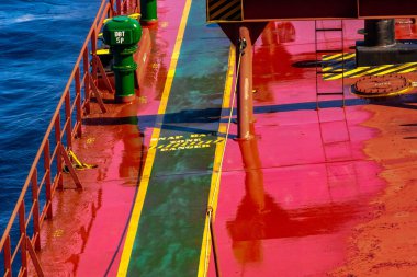 Yük gemisi açık ambar kapaklarıyla yola çıktı.