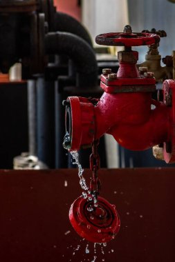 Yük gemisi açık ambar kapaklarıyla yola çıktı.