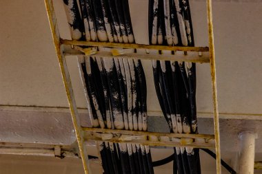 Yük gemisi açık ambar kapaklarıyla yola çıktı.