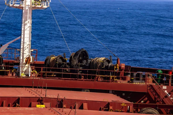 Yük gemisi açık ambar kapaklarıyla yola çıktı.