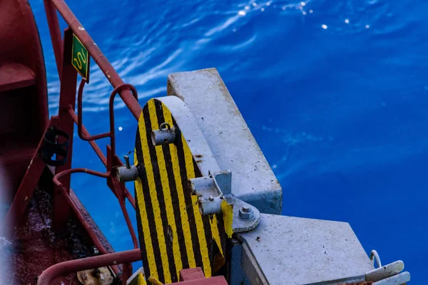 Yük gemisi açık ambar kapaklarıyla yola çıktı.