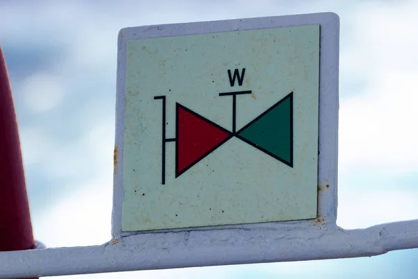 Yük gemisi açık ambar kapaklarıyla yola çıktı.