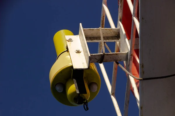 Yük gemisi açık ambar kapaklarıyla yola çıktı.