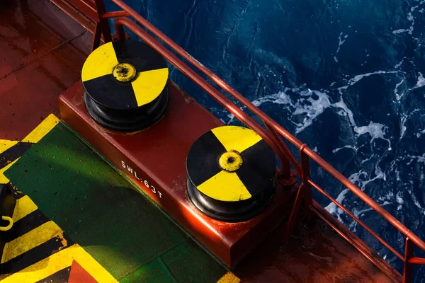 Yük gemisi açık ambar kapaklarıyla yola çıktı.