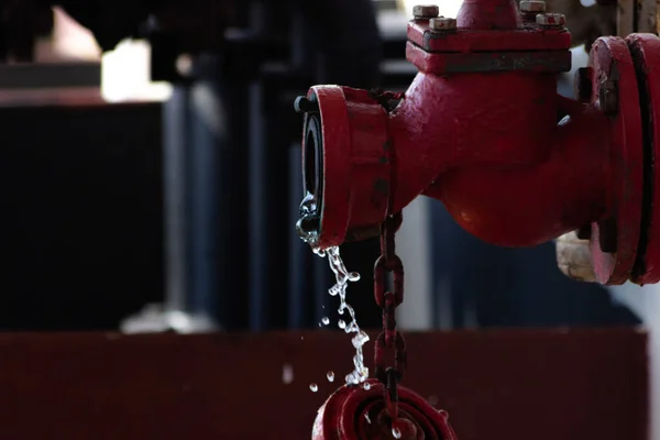 Yük gemisi açık ambar kapaklarıyla yola çıktı.