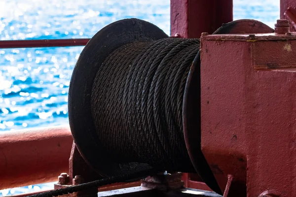 Yük gemisi açık ambar kapaklarıyla yola çıktı.