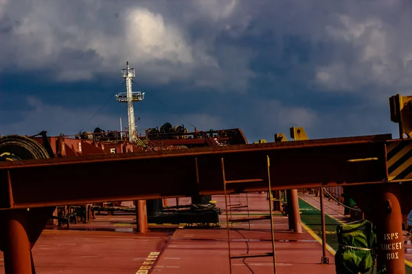 Bulkvrachtschip onderweg met geopende luikdeksels — Stockfoto